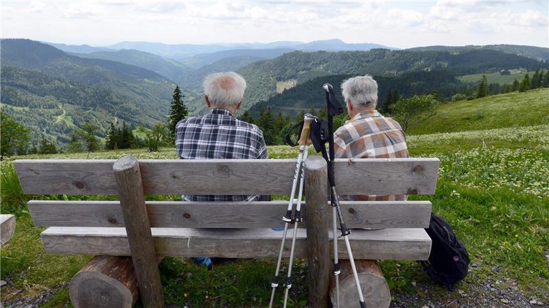 Auch im hohen Alter noch fit genug für die Wandertour in den Bergen sein: Dafür können wir schon in jungen Jahren etwas tun. (Symbolbild)