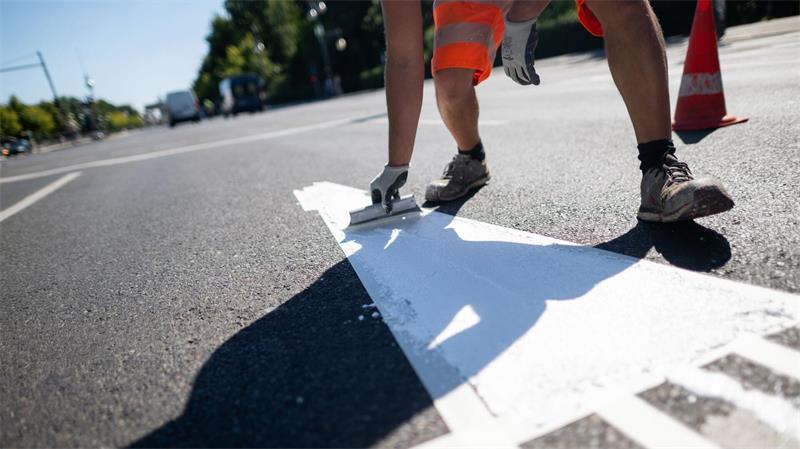 Fahimi fordert Hitze-Ausfallgeld Auch im öffentlichen Dienst gibt es viele Beschäftigte, die im Freien arbeiten. (Symbolbild)