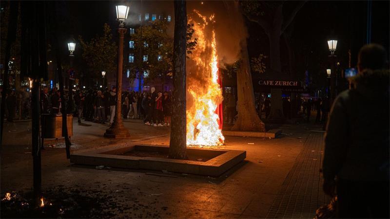 Auch in Barcelona kommt es zu Ausschreitungen. 