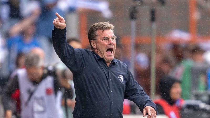 Auch in Bochum spitzt sich die Lage zu: Dieter Hecking bei der Niederlage in Paderborn.