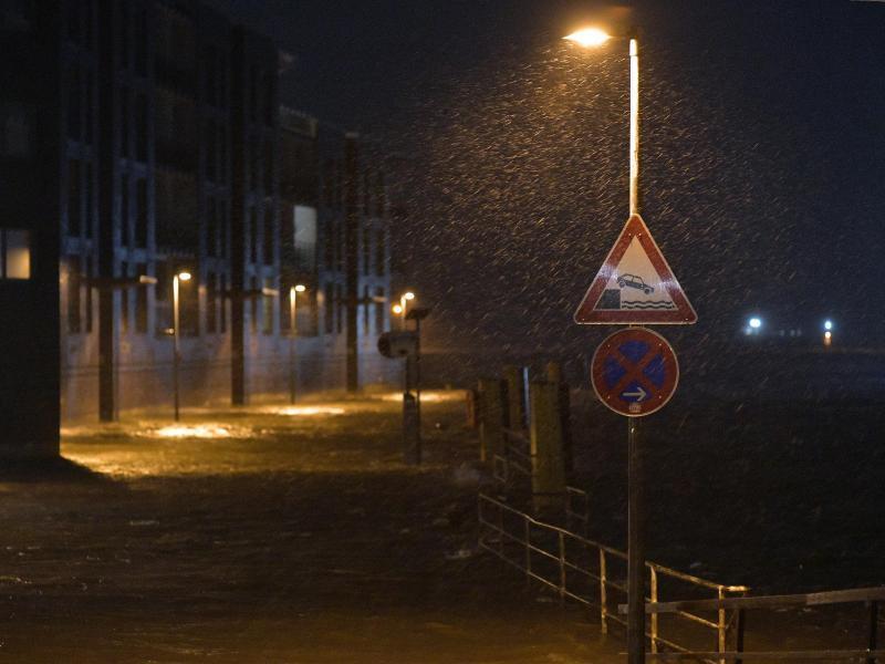 Auch in Bremerhaven hat es an der Wesermündung Hochwasser gegeben. Foto: Michael Bahlo/dpa