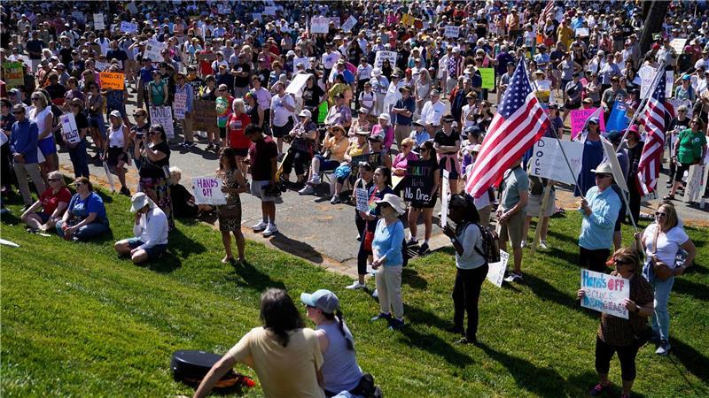 Landesweite Proteste gegen Trump in den USA Auch in Charlotte im Bundesstaat North Carolina versammelten sich Demonstranten.