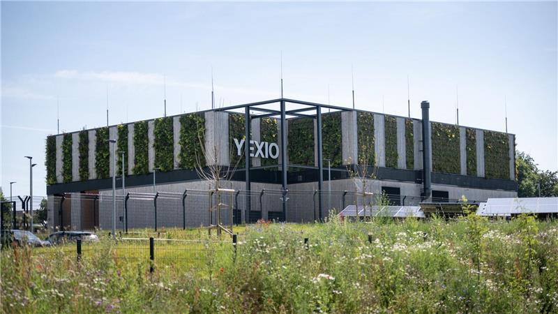 Aufstieg: Warum Hochtief jetzt in den Dax kommt Auch in Deutschland baut Hochtief Rechenzentren. Im nordrhein-westfälischen Heiligenhaus wurde 2025 ein sogenanntes Edge-Rechenzentrum in Betrieb genommen.