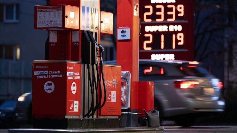 Auch in Deutschland sind die Spritpreise infolge des Iran-Kriegs und der Blockade der Straße von Hormus sprunghaft angestiegen. (Archivbild)