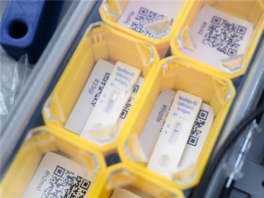 Auch in Deutschland wächst der Anteil der Omikron-Subvariante BA.5, Foto: Daniel Vogl/dpa/Symbolbild