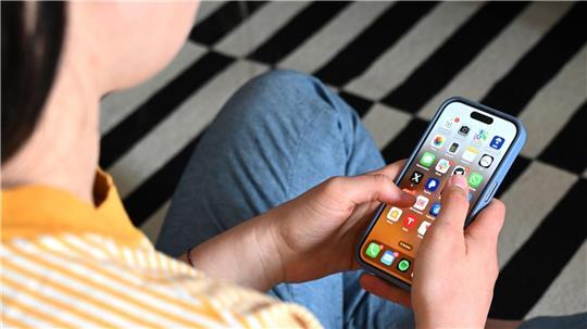 Auch in Deutschland wird debattiert, die Nutzung sozialer Netzwerke für Kinder und Jugendliche zu beschränken. (Symbolbild)