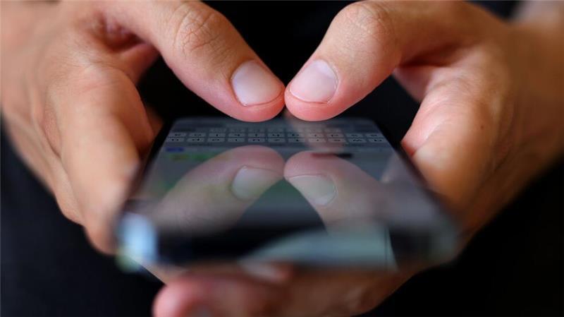 Auch in Freundschaften kann es wegen Eifersucht zu Fällen von Sextortion kommen. (Symbolbild)