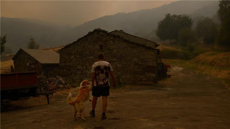 Tausende wegen Waldbrand nahe Tarifa evakuiert Auch in Galicien brennt es lichterloh.