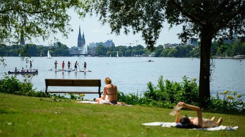 Nach Rekordhitze und Unwetter fallende Temperaturen erwartet Auch in Hamburg suchten die Menschen das Wasser.