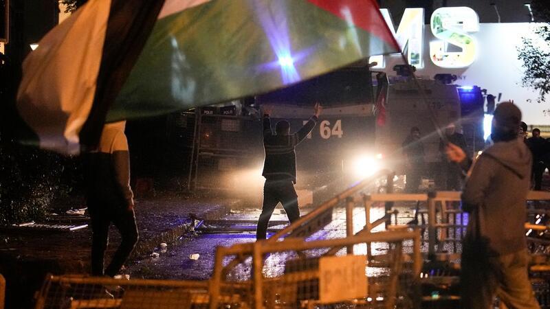 Wut in Nahost über Explosion bei Gaza-Klinik Auch in Istanbul gingen zahlreiche Menschen aus Solidarität mit den Palästinensern auf die Straße.