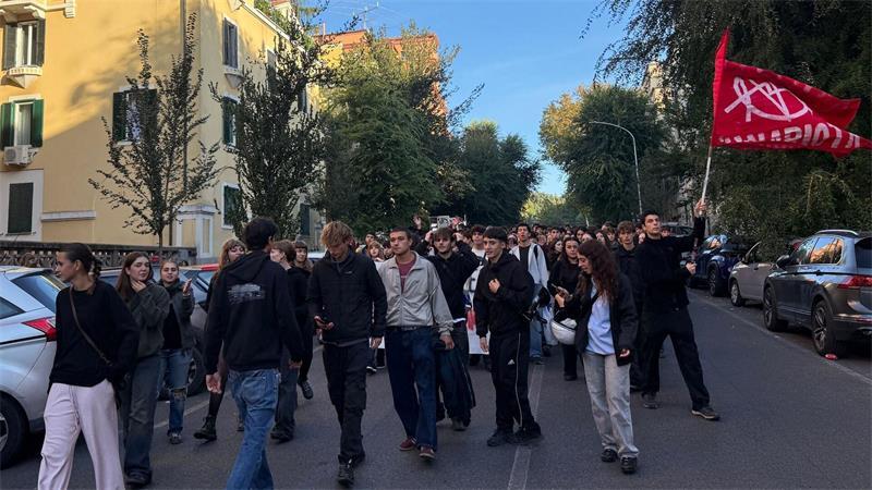 Auch in Italien gehen Schüler jetzt auf die Straßen.