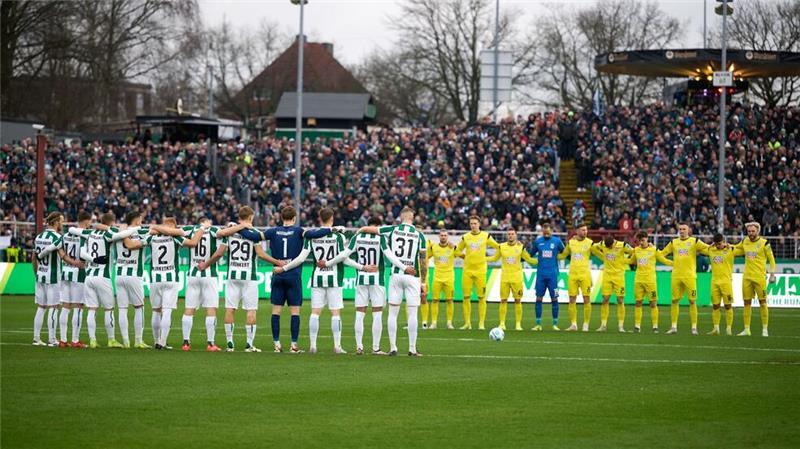 Münster und Ulm trennen sich im Aufsteigerduell torlos Auch in Münster gedachten Spieler und Zuschauer den Opfern des Anschlags in Magdeburg.