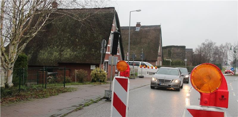 Auch in Neu Wulmstorf, wie hier am Nincoper Deich in Rübke, haben die Besitzer von reetgedeckten Häusern in der Silvesternacht Angst um ihre Häuser. Foto Michaelis