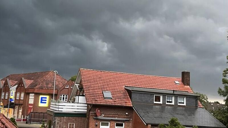 Hunderte Notrufe: Darum hielt sich das Gewitter so lange Auch in Otterndorf kündigte sich der Starkregen mit grauen Wolken an. Foto: Lütt