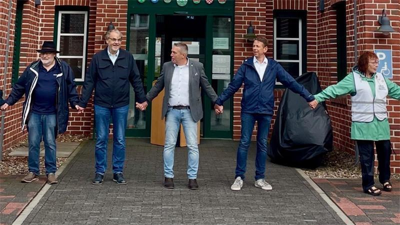 „Das Kreuz gerade machen”: Proteste gegen Rechts in Hammah und Stade Auch in Steinkirchen protestierten Menschen für die Demokratie. Hier in der Mitte ist Samtgemeinde-Bürgermeister Timo Gerke (parteilos) dabei. Rechts neben ihm steht sein Gegenkandidat Gerd Dehmel (CDU). Insgesamt kamen mehr als 100 Menschen zum Protest.