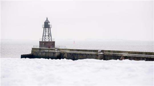 Auch in Wilhelmshaven, hier am historischen Querfeuer am Jadebusen, hatte es kräftig geschneit. (Archivbild)