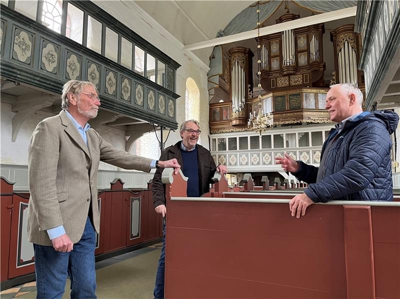 Auch in Zeiten rückläufiger Mitgliederzahlen wollen Heinzfrieder Dürkes, Pastor Olaf Prigge und Heinz Mohr (von links) mit der Altländer Kirchenstiftung die Zukunft ihrer sechs denkmalgeschützten Kirchen sichern und als Gotteshäuser und ide