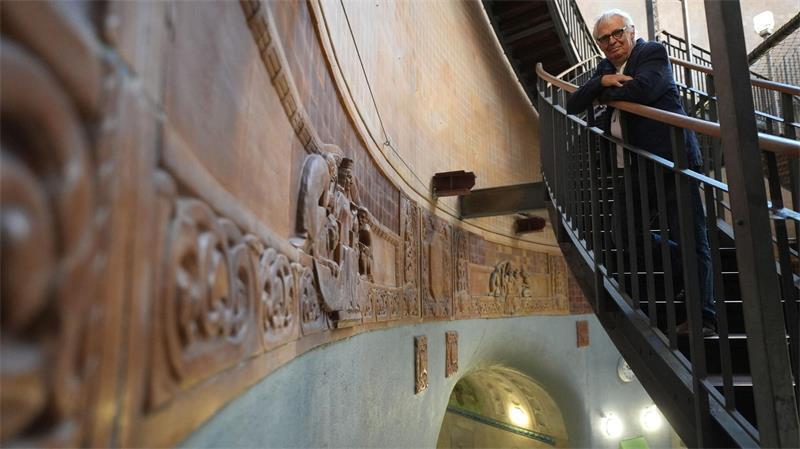 Ratten, Fische, Robben - Vom Fliesenkünstler des Hamburger Elbtunnels Auch in den Ein- und Ausgangshallen des Elbtunnels hat der Keramiker viele Reliefs restauriert und erneuert.