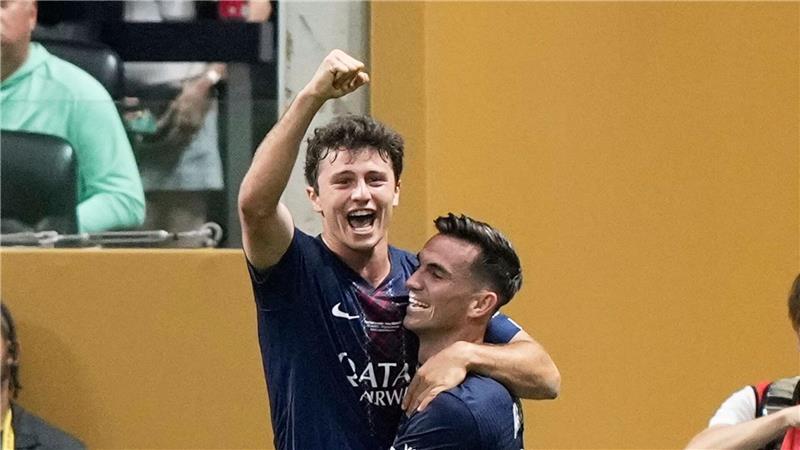 Auch in den USA haben die PSG-Profis, hier João Neves (l) und Fabián Ruiz beim Achtelfinalerfolg gegen Inter Miami, bislang viel zu feiern. 