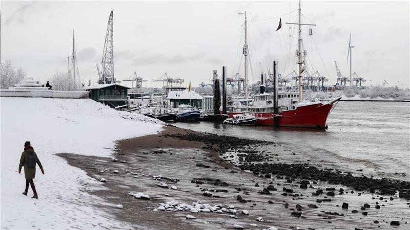 Auch in den kommenden Tagen bleibt es in Hamburg und Schleswig-Holstein winterlich mit Glätte und Schneeschauern.