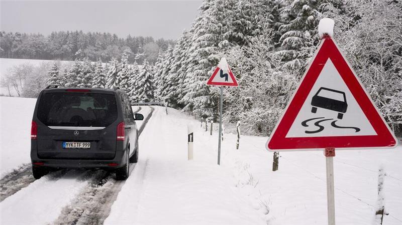 Glatteis und Schnee bringen Verkehr durcheinander Auch in der Eifel in der Nähe des Nürburgrings waren die Straßen verschneit.
