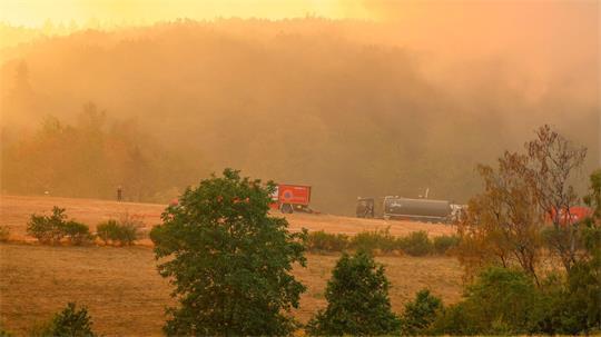 Auch in der Nacht kämpfen Feuerwehrleute gegen die Flammen.