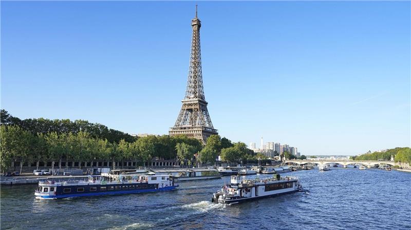 Paris öffnet im Sommer Schwimmbäder in der Seine Auch in der Nähe des Eiffelturms sollen Menschen wieder in der Seine schwimmen dürfen. (Archivbild)