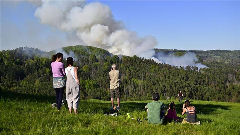 Feuerwehren kämpfen gegen etliche Waldbrände Auch in der Tschechien nahe der Grenze zu Sachsen brennen Wälder