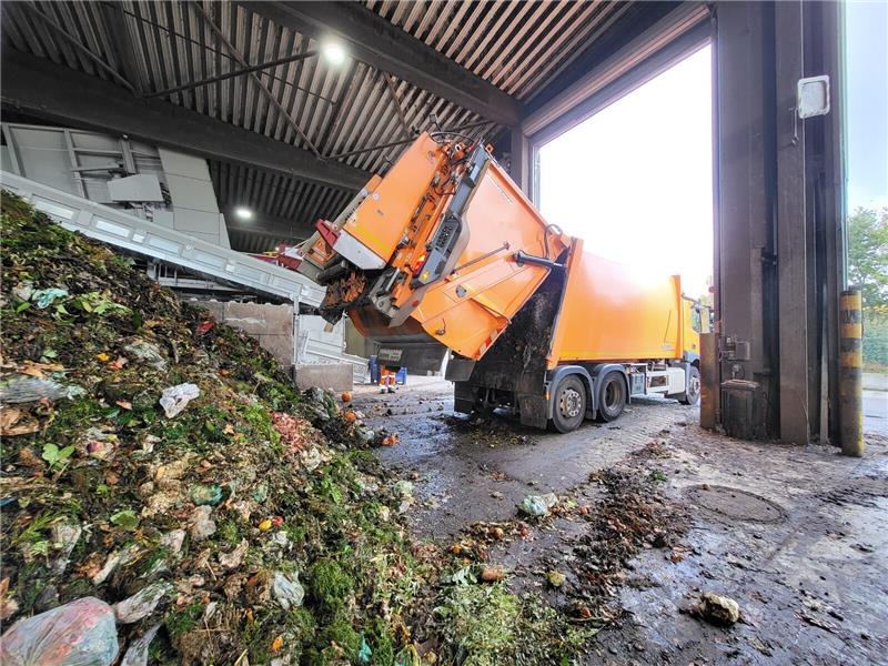 Kreis klagt über falsch befüllte Biomüll-Tonnen – Hohe Quote im Alten Land Auch in der Umschlagsanlage haben die Abfallberaterinnen den Biomüll in Augenschein genommen. Foto: Landkreis Stade