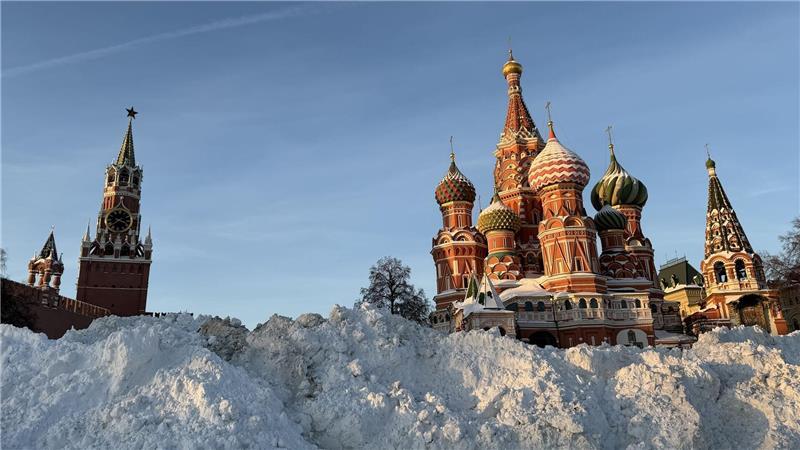 Auch in der russischen Hauptstadt türmen sich stellenweise nach Rekord-Niederschlägen in diesem Winter die Schneemengen. 