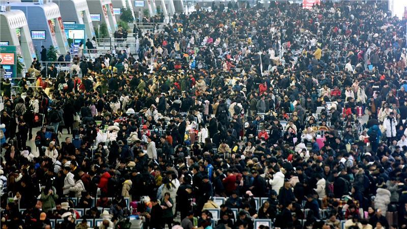 Auch in diesem Jahr dürfte es wieder voll werden an Chinas Bahnhöfen. (Archivbild) 