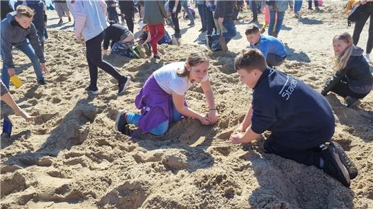 Auch in diesem Jahr rechnen die Organisatoren wieder mit einigen Hundert Kindern und Erwachsenen, die den Krautsander Strand nach Ostereiern durchbuddeln.