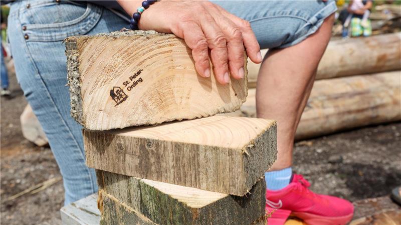 Pfähle von abgerissener Strandbar 54° Nord versteigert Auch kleine Holzstücke mit Brandstempel werden angeboten.