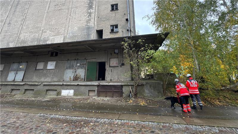 Wo ist Fabian? Angestrengte Suche nach Achtjährigem Auch leerstehende Gebäude werden abgesucht.