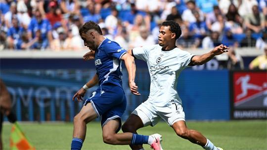 Auch mal die Linie entlang: Karlsruhes Noel Eichinger (l) im Duell mit dem Bielefelder Henri Koudossou. 