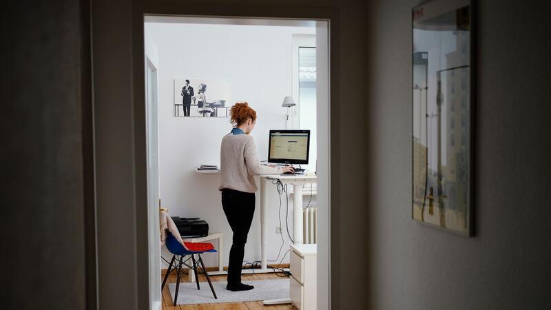 Auch mal im Stehen zu arbeiten, entlastet den Rücken.