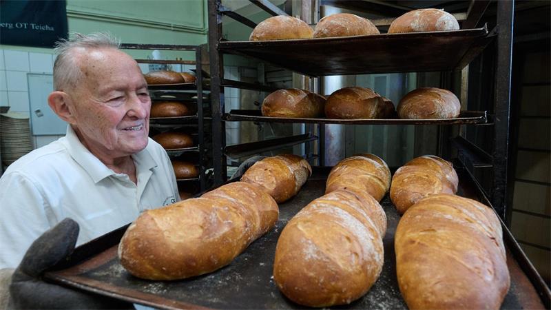 Auch mit 85 Jahren mit Leidenschaft in der Backstube: Gert Ebenrecht ist seit 65 Jahren Bäckermeister - dafür wird er von der Handwerkskammer Halle geehrt. 