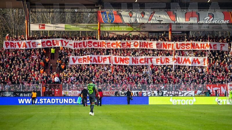 Fan-Proteste in der Bundesliga - Union-Partie vor Abbruch Auch mit Bannern zeigten die Union-Fans ihre Meinung zum möglichen Einstieg eines Investors.