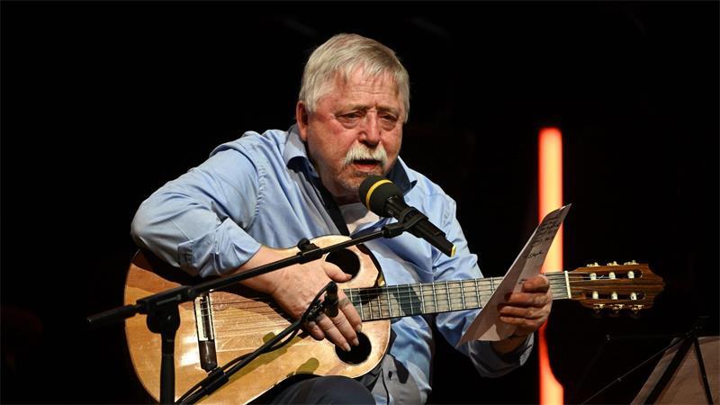 „Du, lass dich nicht verhärten“: Wolf Biermanns beste Lieder Auch mit Ende 80 denkt sich Biermann nichts dabei, im Stehen aufzutreten. (Archivbild)
