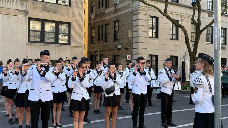 97 Elstorfer Schützen bei der Parade in der Stadt, die niemals schläft Auch mit dabei: 28 Mitglieder des Spielmannszugs, die ihr Können bei der Steubenparade auf der berühmten Fifth Avenue zum Besten gaben.