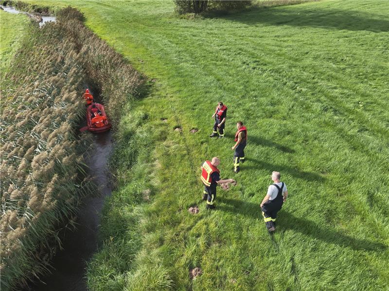 Großsuche nach vermisstem Rotenburger mit Boot und Menschenkette Auch mit dem Boot suchten die Feuerwehrleute nach dem 78-jährigen Mann. Foto: Freiwillige Feuerwehr Samtgemeinde Bothel