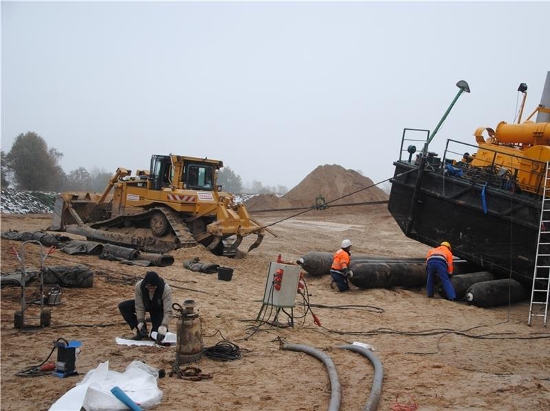 Auch mit der Hilfe einer Raupe wird der 150 Tonnen schwere Bagger am Baggersee in Buxtehude-Ovelgönne auf die Luftsäcke gezogen.