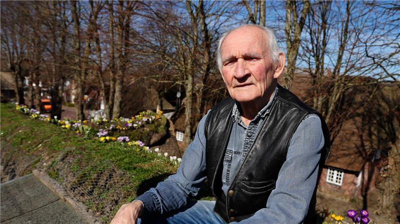 Auch mit fast neunzig Jahren kontrolliert Maas regelmäßig die Blumen auf dem Dach.