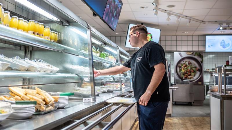 Wie Ikea gegen die Zurückhaltung der Kunden ankämpft Auch mit niedrigen Preisen und Aktionen in seinen Restaurants versucht Ikea, bei Kunden zu punkten.