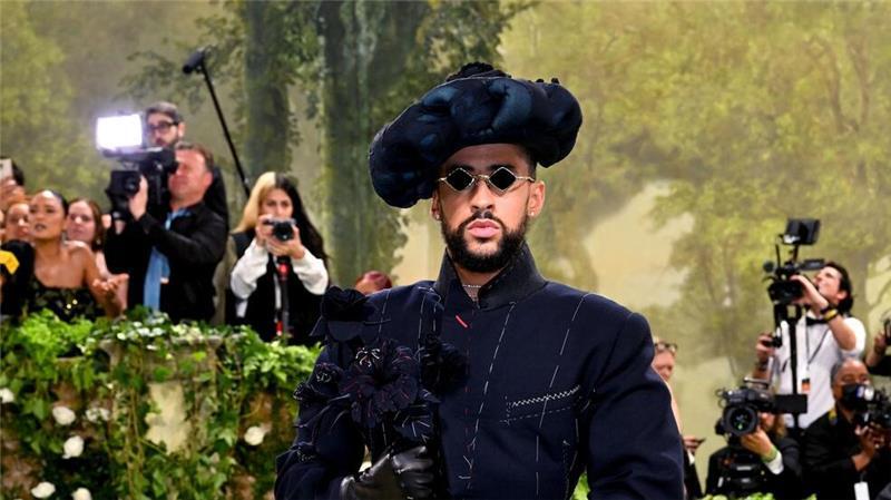 Phänomen Bad Bunny: Vom Supermarkthelfer zum Superstar Auch modisch setzt der Künstler Akzente. (Archivbild)