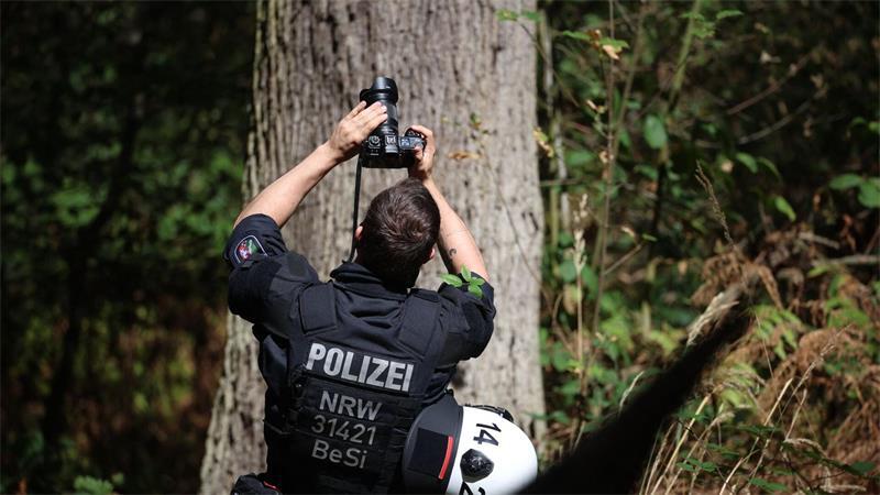 Auch mögliche Verstecke auf Bäumen werden geprüft.