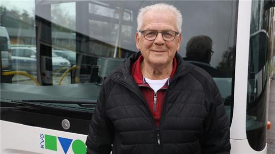 Auch nach 50 Jahren bei der KVG schwärmt Egon Heinsohn noch von seiner Arbeit. Künftig will sich der 76-Jährige aber anderen Dingen widmen.