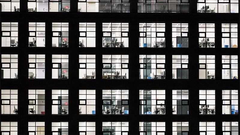 Probleme bei Gewerbeimmobilien: Helaba-Gewinn bricht ein Auch nach dem Ende der Corona-Pandemie bleiben viele Büro-Arbeitsplätze in Deutschland leer. (Symbolbild)
