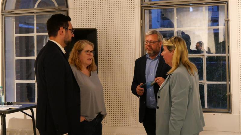 Auch nach dem Ende des Podiumsgesprächs und der Publikumsfragezeit wurden die Diskussionen in kleinen Grüppchen fortgesetzt. Auch André Yorulmaz, Grünen-Ratsfrau Bente Rosebrock, Verwaltungschef und Bürgermeisterkandidat Ralf Dessel und MdL Birgit Butter tauschten sich intensiv aus.