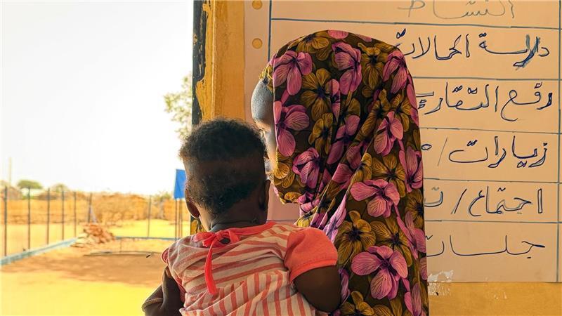 Auch nach der Flucht sind Frauen und Mädchen durch Gewalt gefährde - Wahiba hält ihr Kind auf dem Arm.
